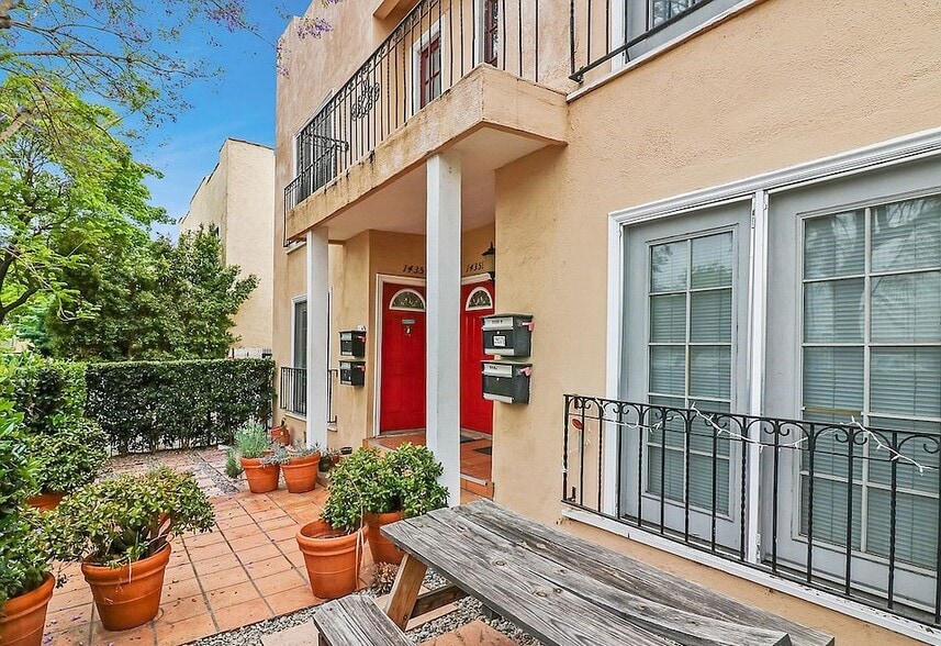More Photos Of 1435-1437 1/2 N Las Palmas Ave, Los Angeles Apartments For Sale