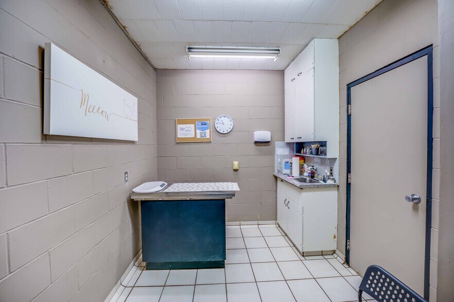 More Photos Of 475 Enfield Rd, Burlington Veterinarian Kennel For Sale