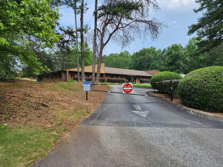 More Photos Of 2 Fisher Rd, Greenville Schools For Lease