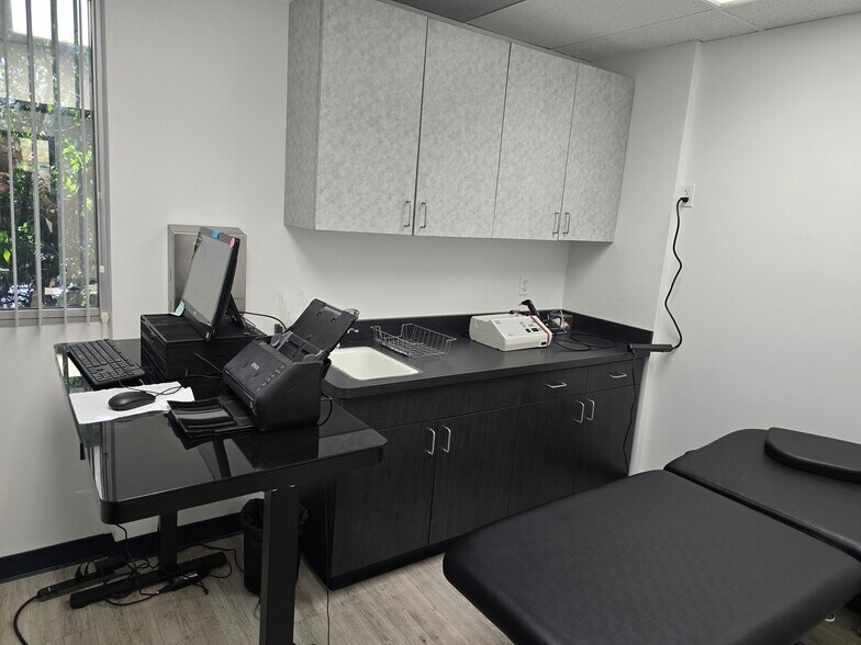 More Photos Of 2220 Lynn Rd, Thousand Oaks Medical For Lease