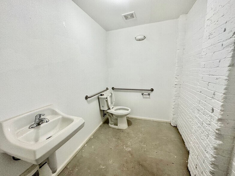 More Photos Of 200-232 W New Braunfels St, Seguin Warehouse For Lease