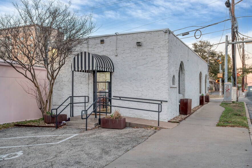 More Photos Of 1001 W 34th St, Austin Freestanding For Lease