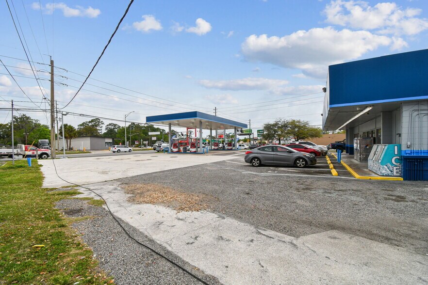 More Photos Of 5676 University Blvd W, Jacksonville Convenience Store For Sale