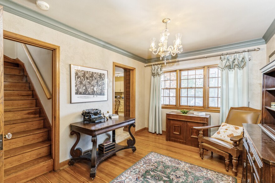 More Photos Of 324 1st St, Des Moines General Retail For Sale