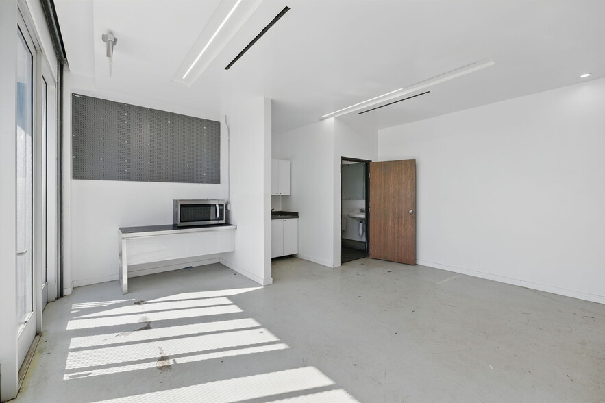 More Photos Of 12819 Main St, Los Angeles Warehouse For Sale