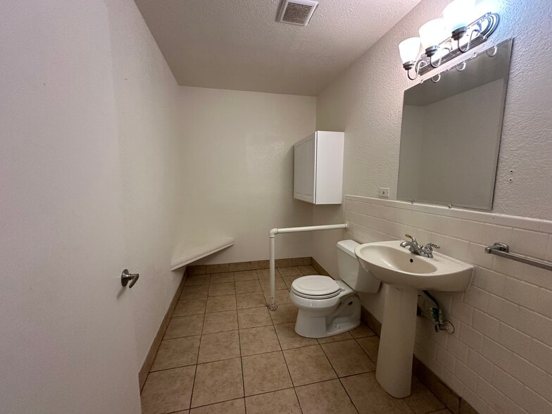 More Photos Of 6628 Crestway Dr, San Antonio Flex For Sale