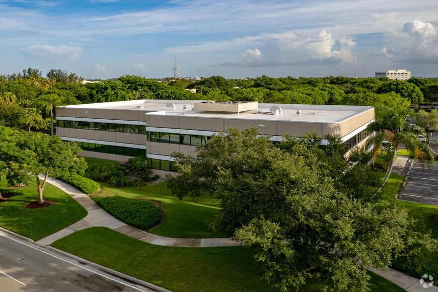 More Photos Of 440 Sawgrass Corporate Pky, Sunrise Office For Lease