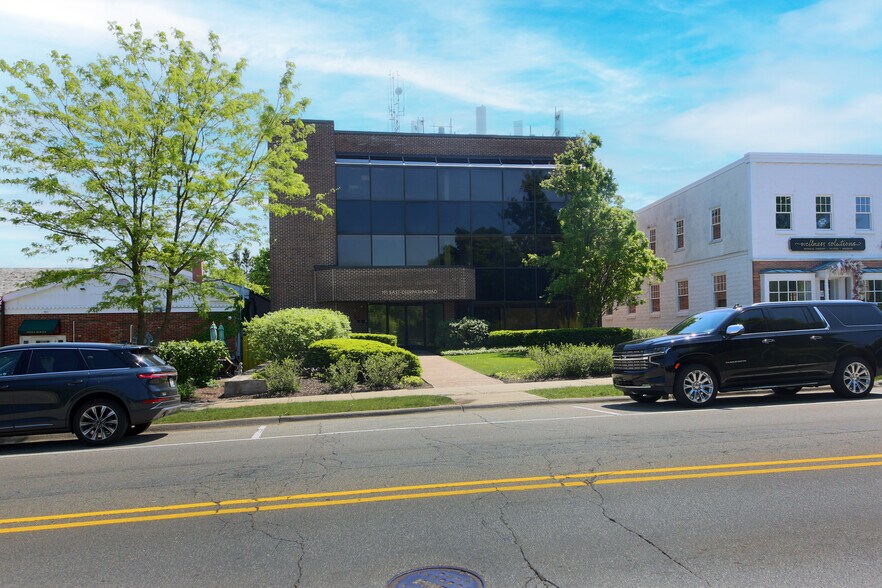 More Photos Of 191 E Deerpath Rd, Lake Forest Office For Sale