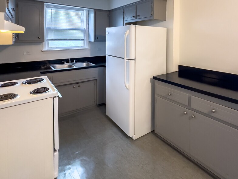 More Photos Of 1025 W Vermont St, Calumet Park Apartments For Sale