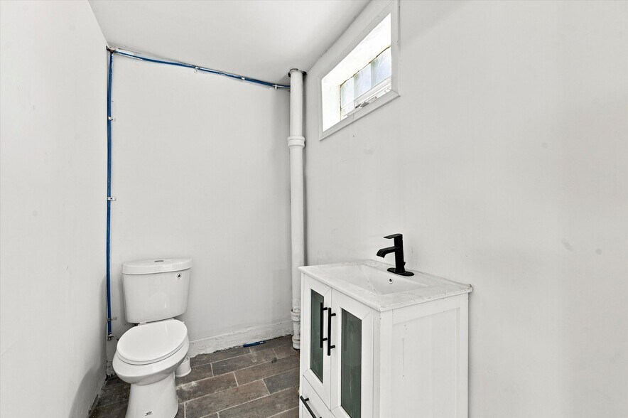 More Photos Of 806 Powell Ave, Darby Office For Sale