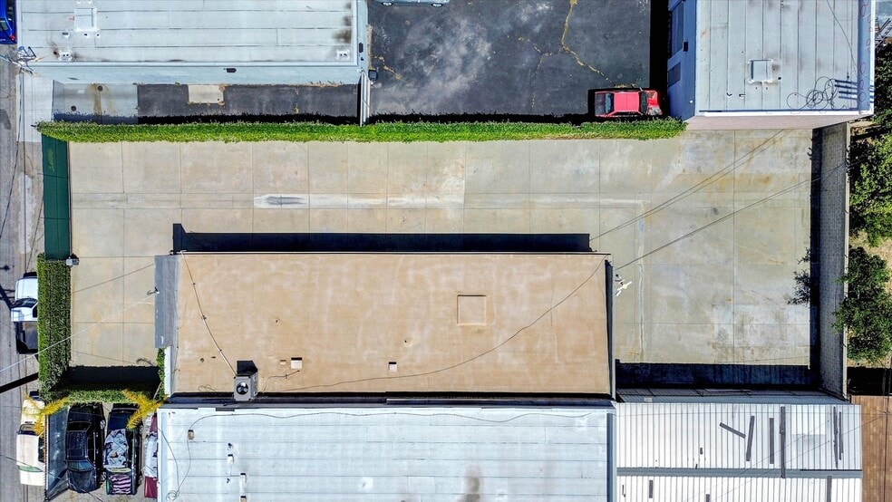 More Photos Of 7448 Deering Ave, Canoga Park Industrial For Sale