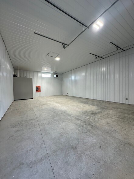 More Photos Of 800 Eastport Drive, Lancaster Warehouse For Lease