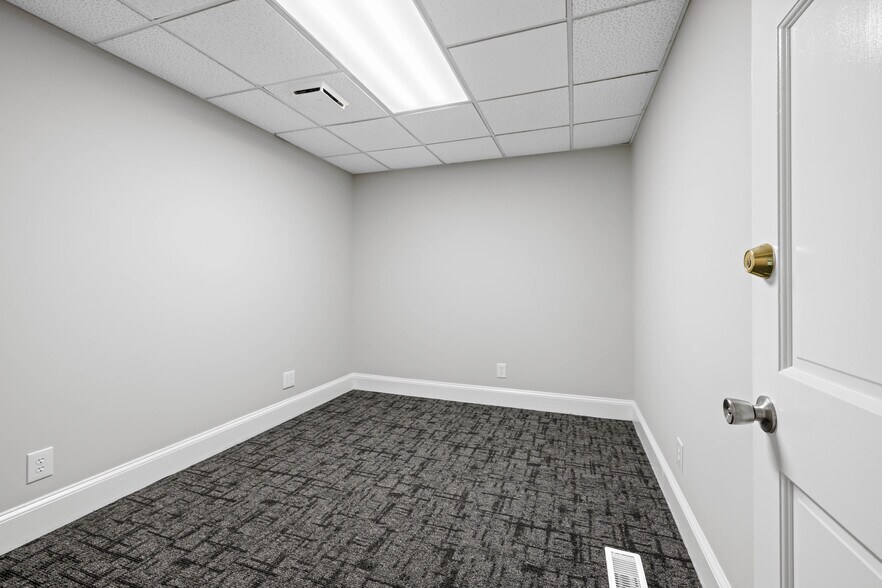 More Photos Of 504 W Broad St, Dunn Office For Sale