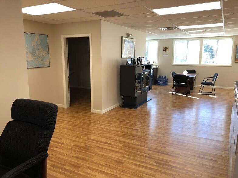 More Photos Of 270 Westfield Rd, Holyoke Freestanding For Lease