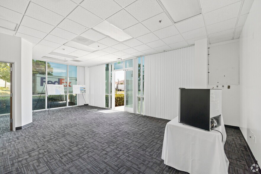 More Photos Of 3370 Enterprise Dr, Bloomington Warehouse For Lease
