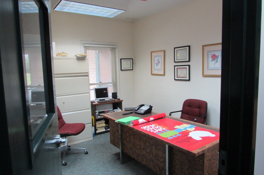 More Photos Of 20 Industrial Dr, Middletown Light Manufacturing For Sale