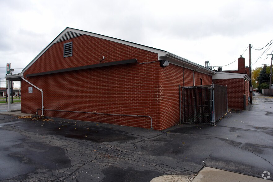 More Photos Of 11555-11575 E 13 Mile Rd, Warren Freestanding For Lease