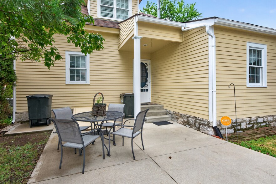 More Photos Of 122 N Locust St, Versailles Office For Sale