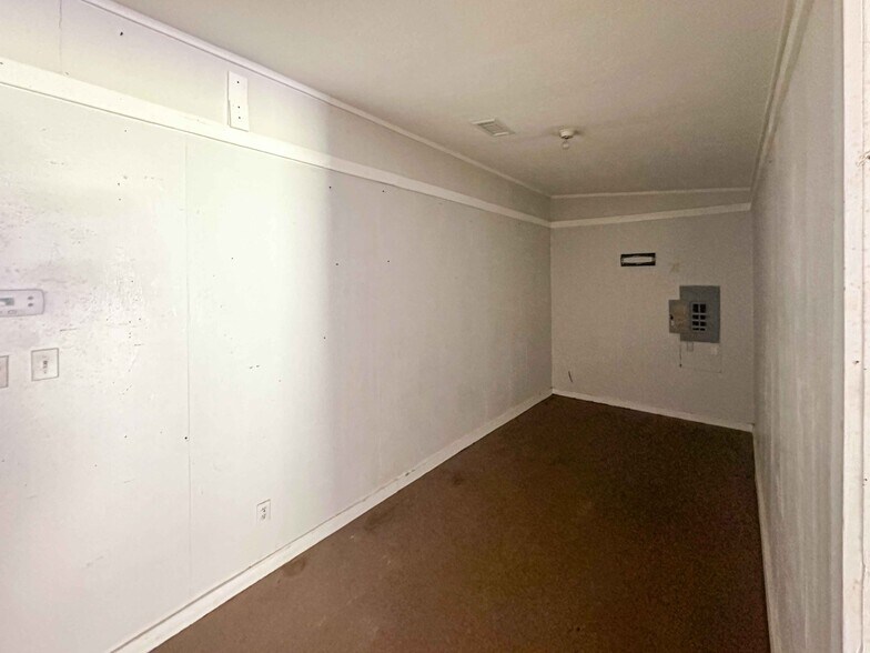More Photos Of 1255 W Highway 6, Alvin Freestanding For Sale