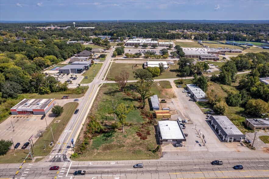More Photos Of 906 S Main St, Lindale Light Distribution For Sale