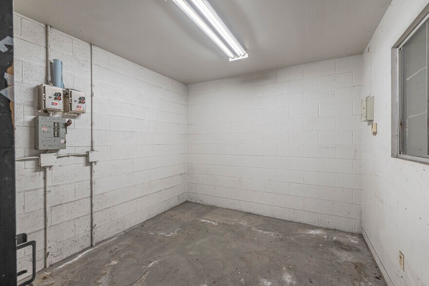 More Photos Of 1003 E G St, Wilmington Warehouse For Lease