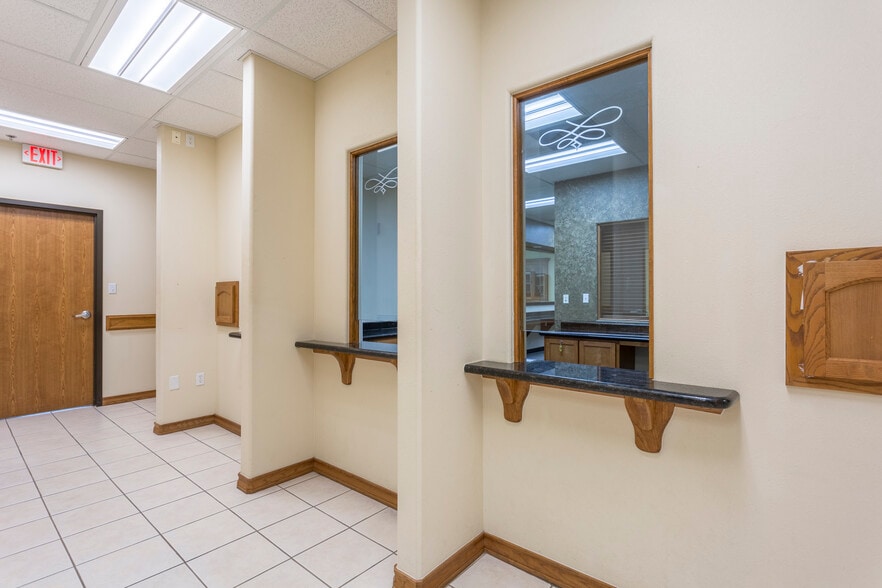 More Photos Of 1022 E Griffin Pky, Mission Medical For Sale