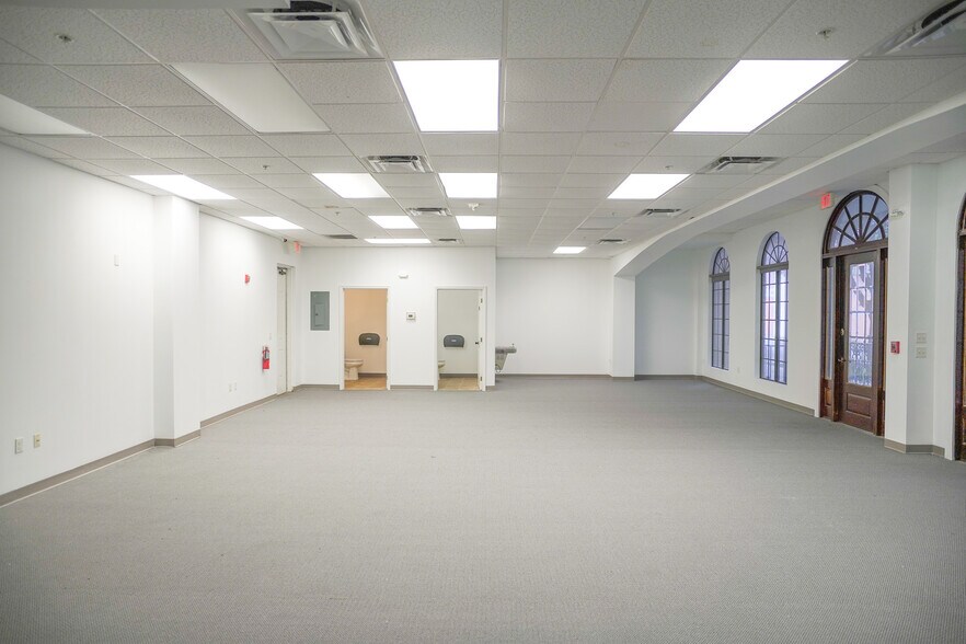 More Photos Of 325 NW 14th St, Gainesville General Retail For Lease