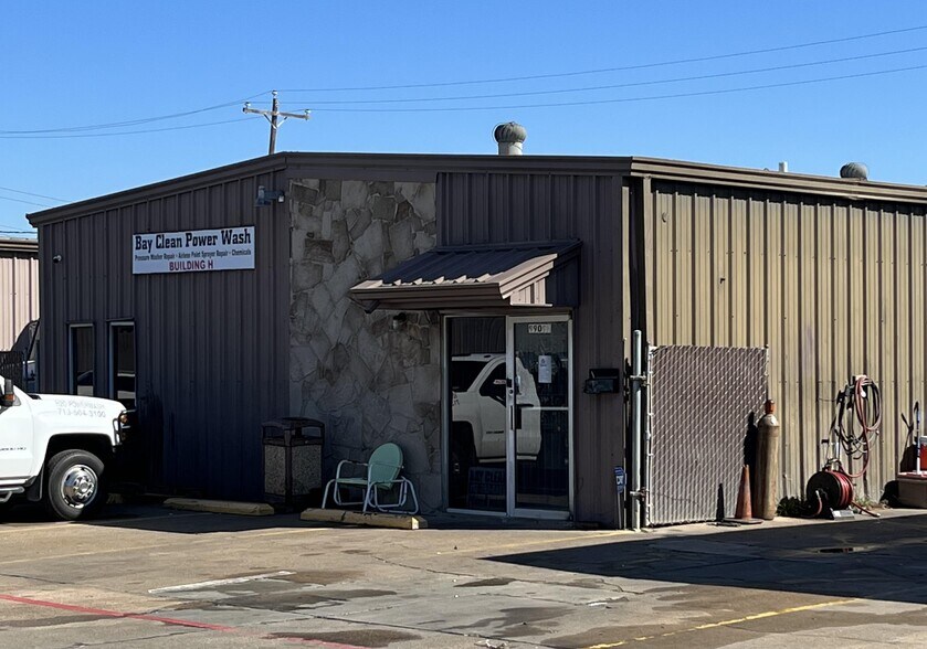 More Photos Of 9901-9927 Harwin Dr, Houston Warehouse For Lease