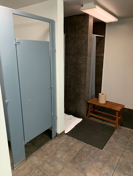 More Photos Of 3215-3219 N Broadway St, Chicago Health Club For Lease