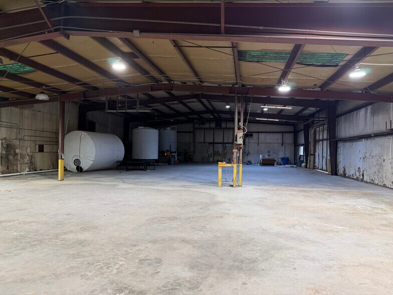 More Photos Of 3938 Runway Rd, Memphis Warehouse For Lease