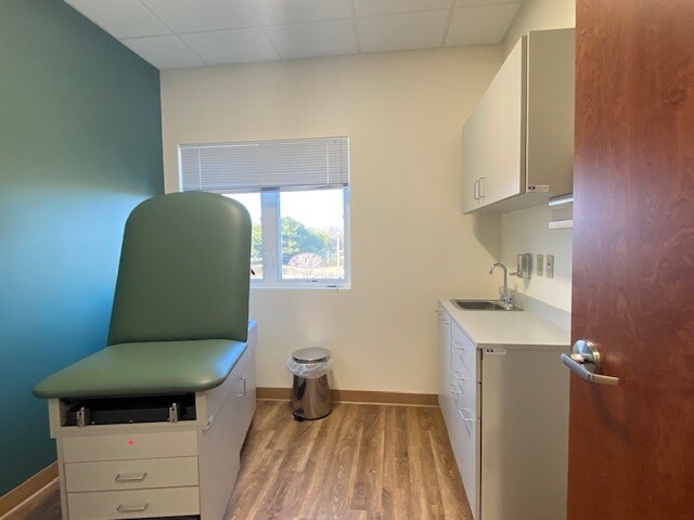 More Photos Of 500 Park Ave, Manalapan Township Medical For Lease