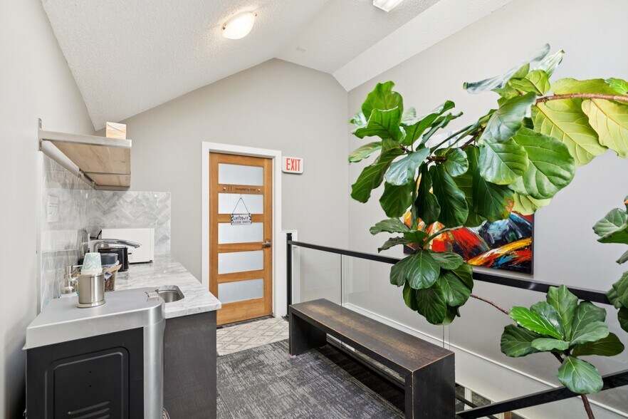 More Photos Of 2632 Crowchild Trl SW, Calgary Office For Sale