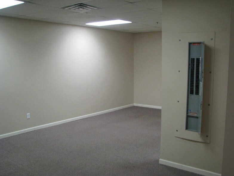 More Photos Of 310 N Wisconsin St, De Pere Unknown For Lease