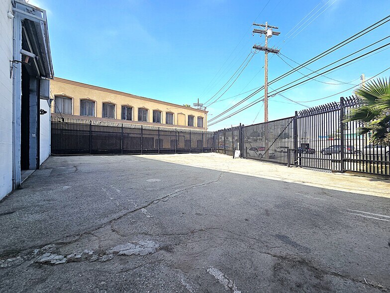 More Photos Of 3500 S San Pedro St, Los Angeles Warehouse For Lease