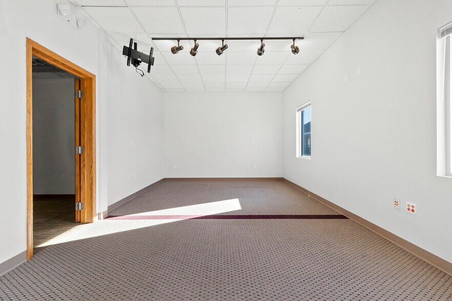 More Photos Of 1496 Bellevue St, Green Bay Office For Lease