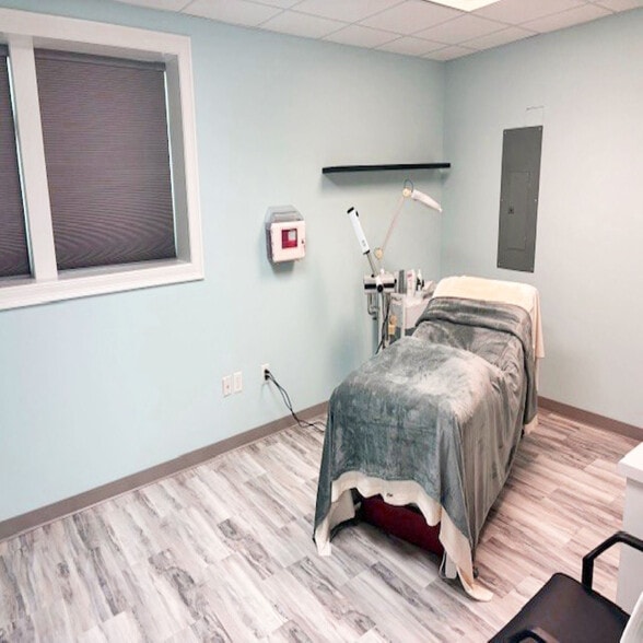 More Photos Of 37 Edgerton Dr, Falmouth Medical For Sale