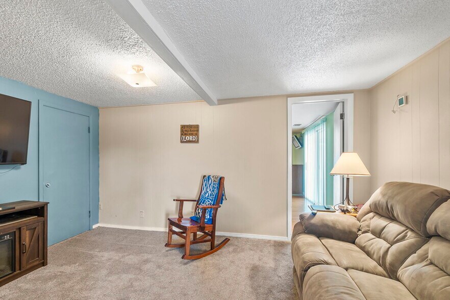 More Photos Of 310 S McCune St, Pilot Knob Hotel For Sale