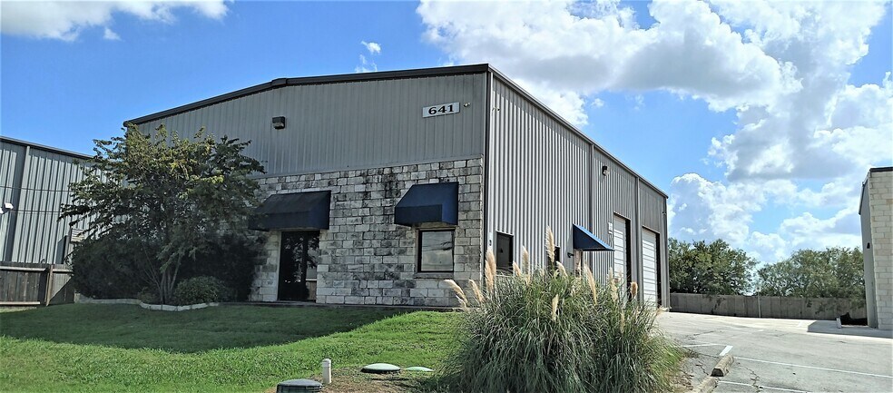 More Photos Of 641 Commercial Dr, Buda Warehouse For Lease