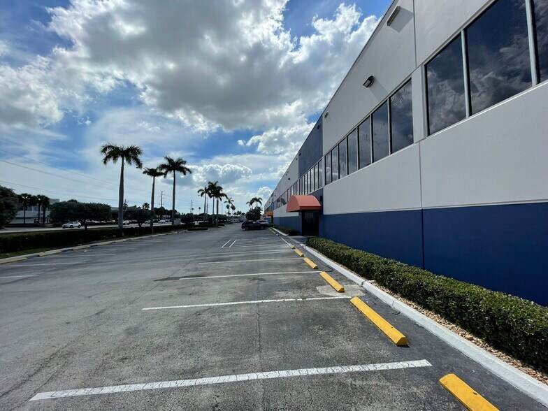 More Photos Of 3520-3560 NW 72nd Ave, Miami Warehouse For Lease