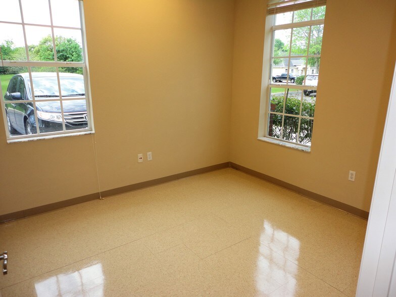 More Photos Of 6937 Medical View Ln, Zephyrhills Medical For Lease