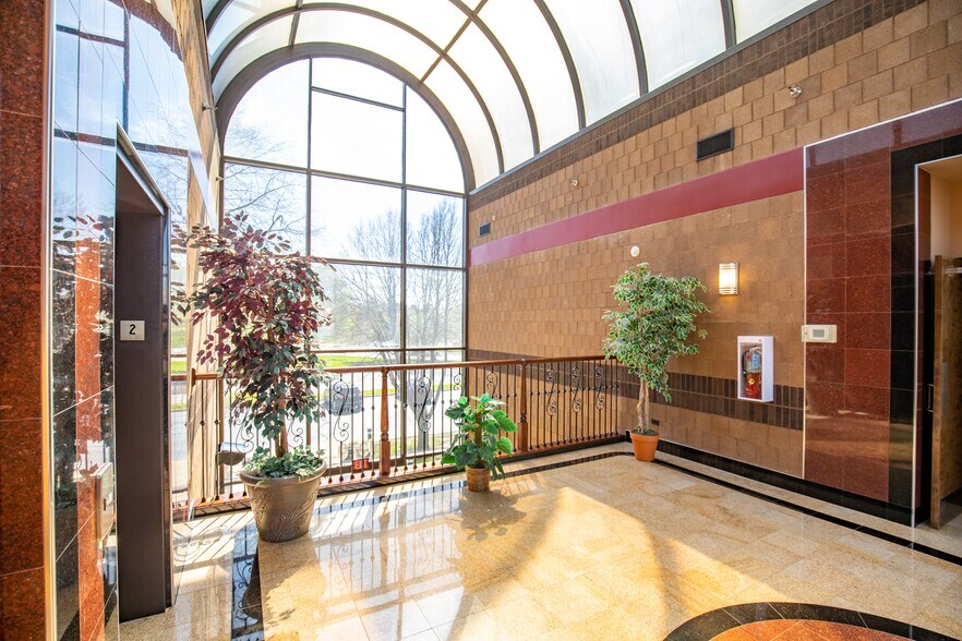 More Photos Of 1979 N Mill St, Naperville Medical For Lease