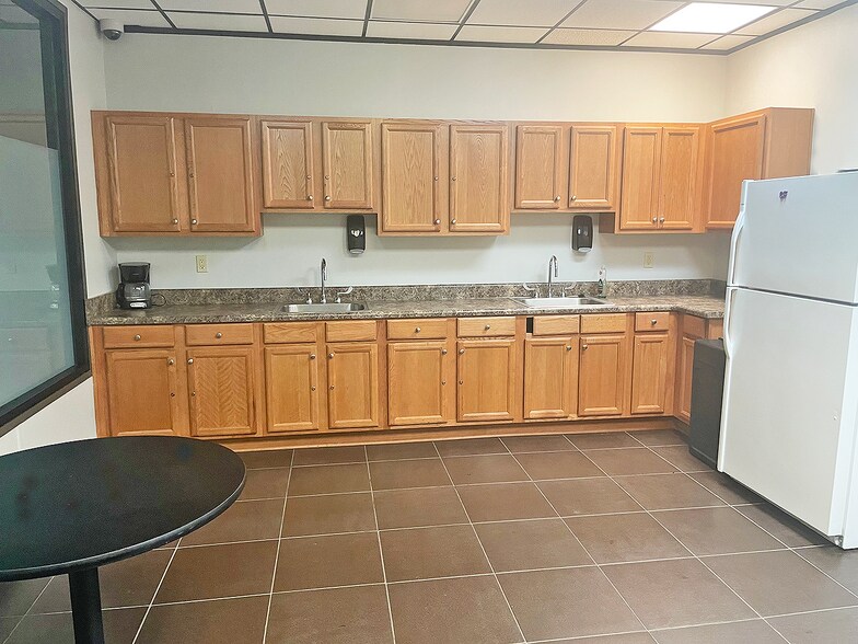 More Photos Of 3315 Demetropolis Rd, Mobile Office For Sale