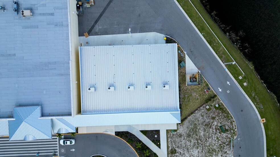 More Photos Of 5100-5120 Pine Island Rd NW, Bokeelia Supermarket For Sale