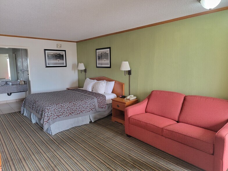 More Photos Of 550 S Florence St, Wichita Hotel For Sale