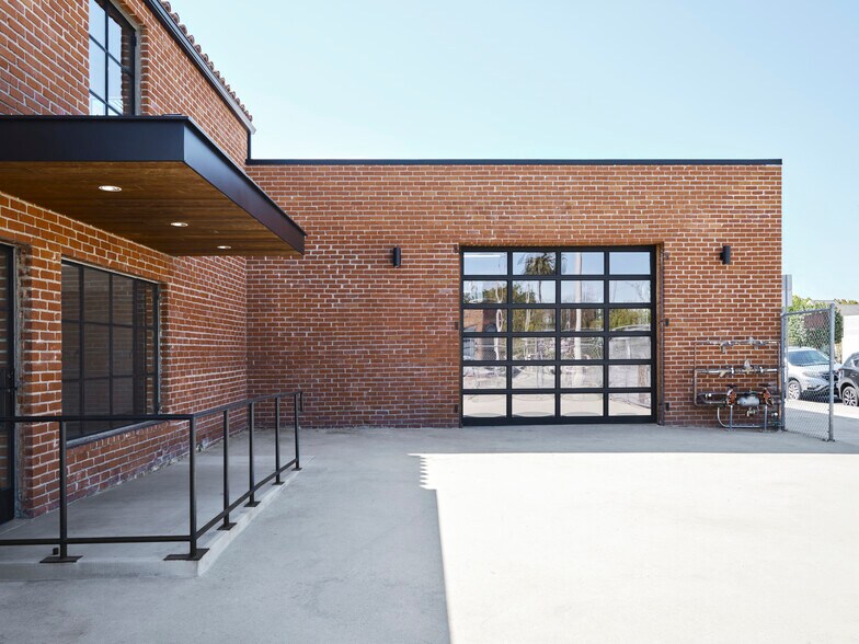 More Photos Of 3626 W Jefferson Blvd, Los Angeles Loft Creative Space For Lease