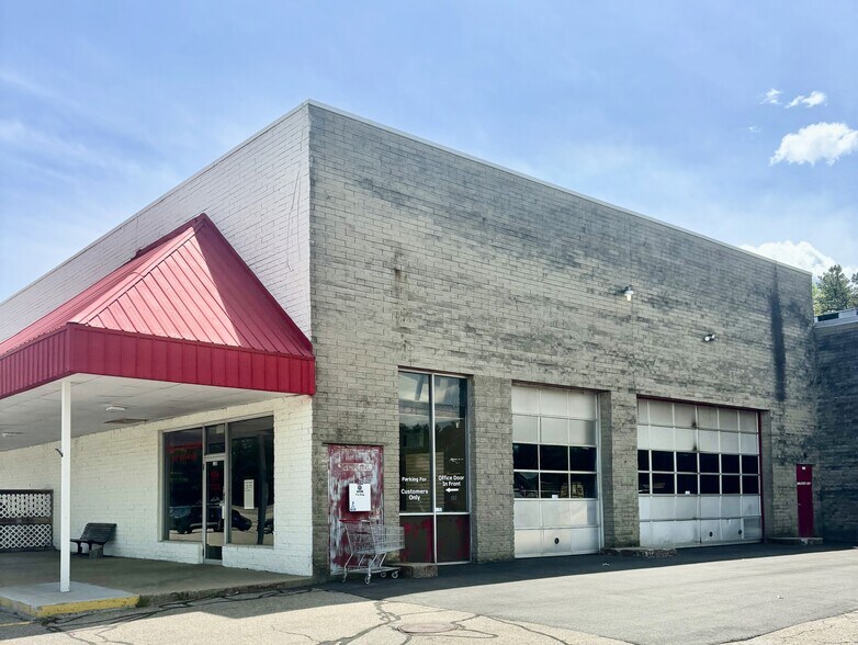 More Photos Of 1247 Main St, Sanford Supermarket For Sale