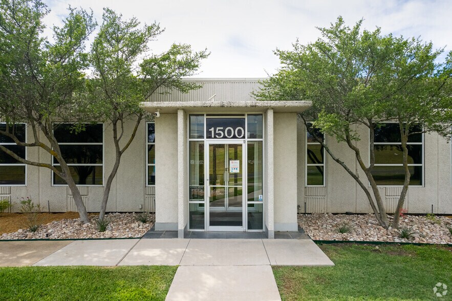 More Photos Of 1500 W Interstate 35, Denton Flex For Lease