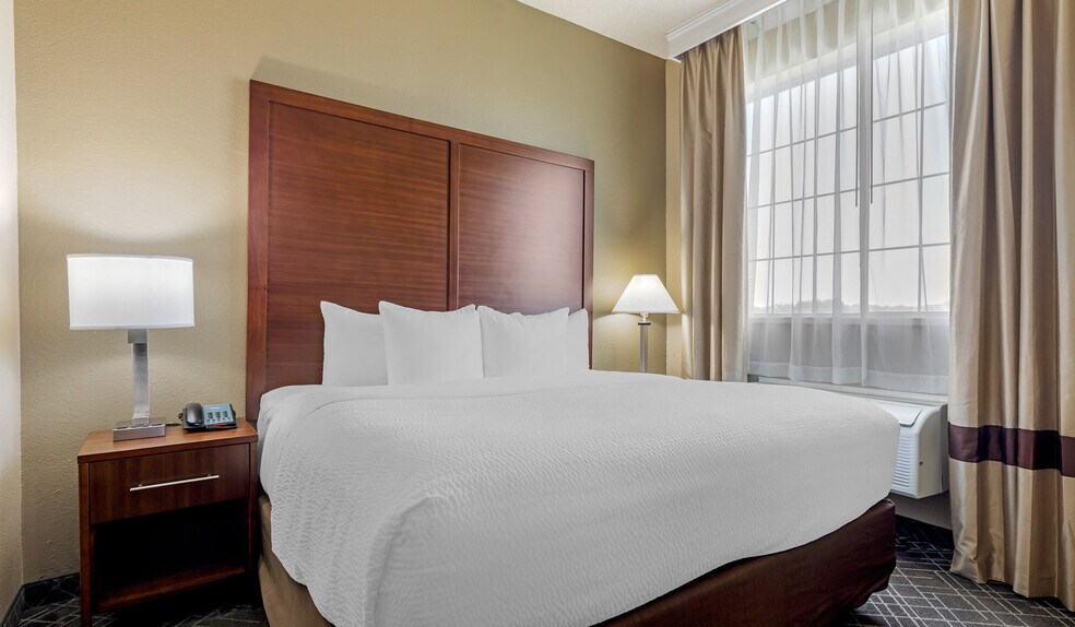 More Photos Of 810 Interstate 35 N, Waco Hotel For Sale