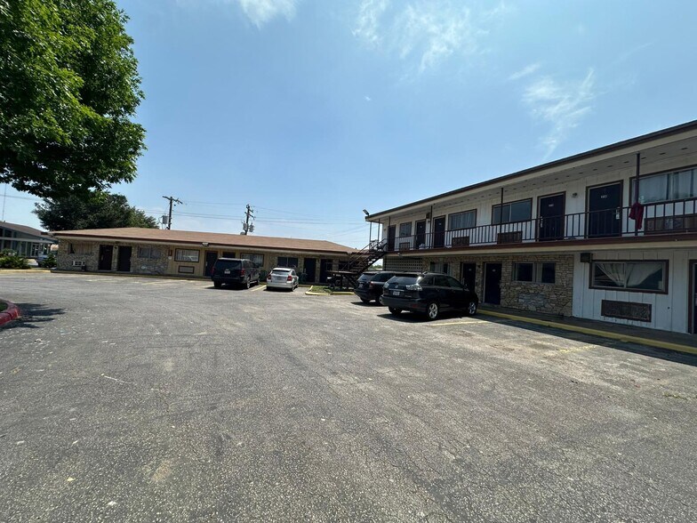 Primary Photo Of 3307 US Highway 90A E, Gonzales Hotel For Sale