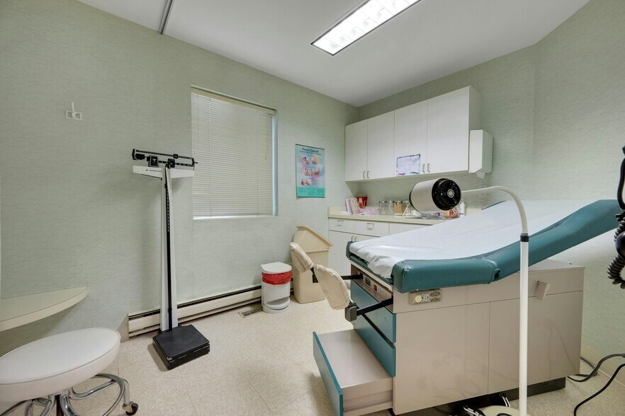 More Photos Of 27 Oak St, Stamford Medical For Lease